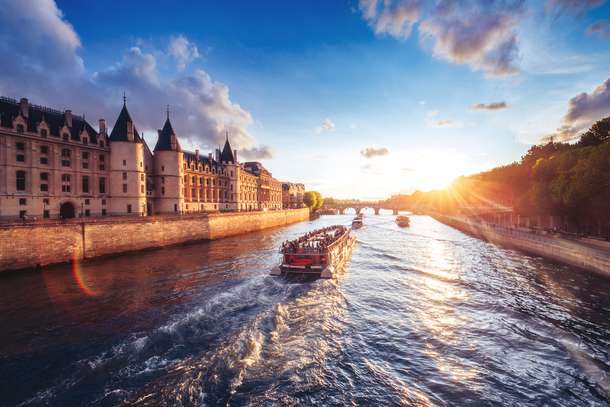1 Hour cruise on the Seine River