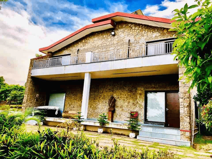 A Cozy Farm Stay With Scenic Garden Views in Delhi