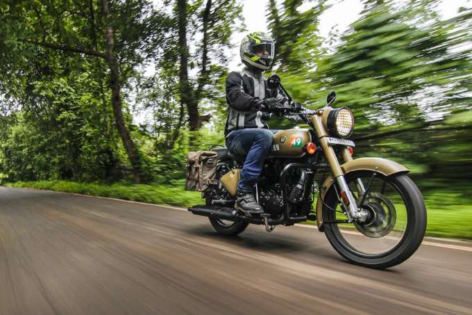 Explore Udaipur’s charm on a bike and ride past lakes, palaces, and vibrant streets