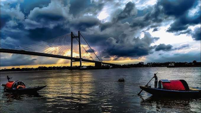 Admire Nimtala Ghat, one of Kolkata’s oldest cremation grounds