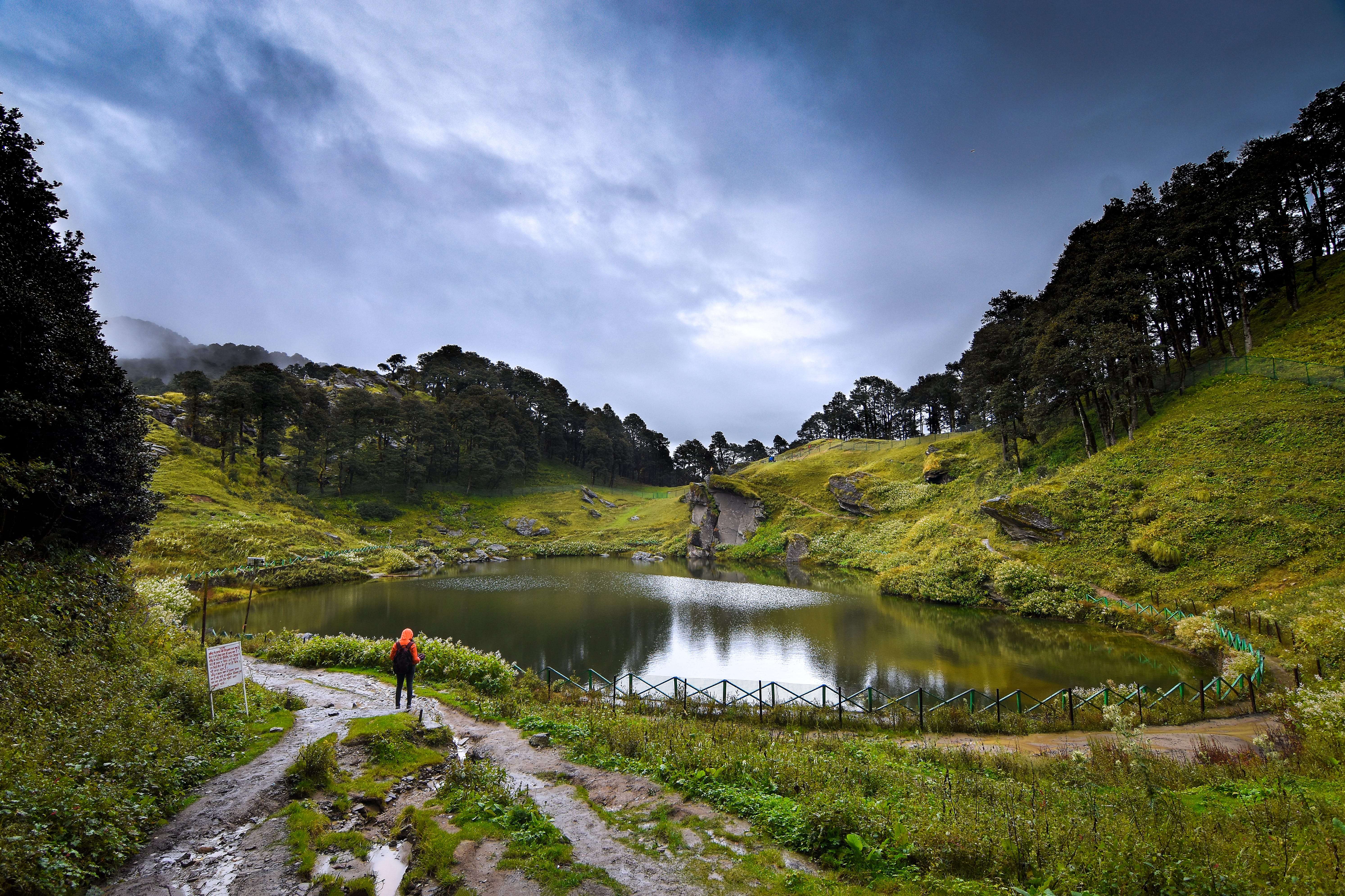 Tourist at Serolsar Lake