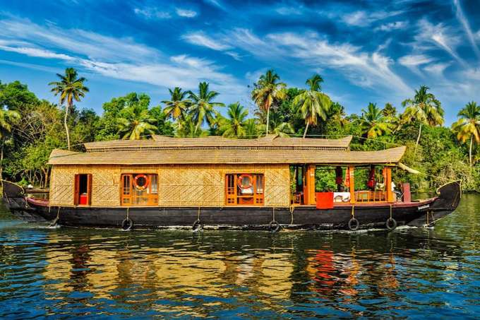 Spend 1 day or enjoy an overnight stay on a houseboat at Goa's Chapora River