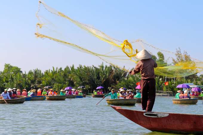 Watch the fishermen getting a bountiful catch while gliding through tranquil waters on a traditional coconut boat