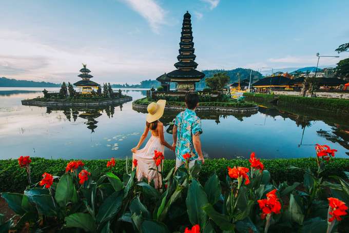 Couple enjoying the beautiful view of Ulun Danu temple