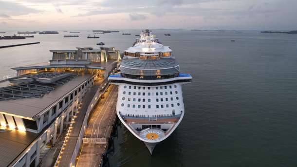 Genting Dream cruise at Marina Bay