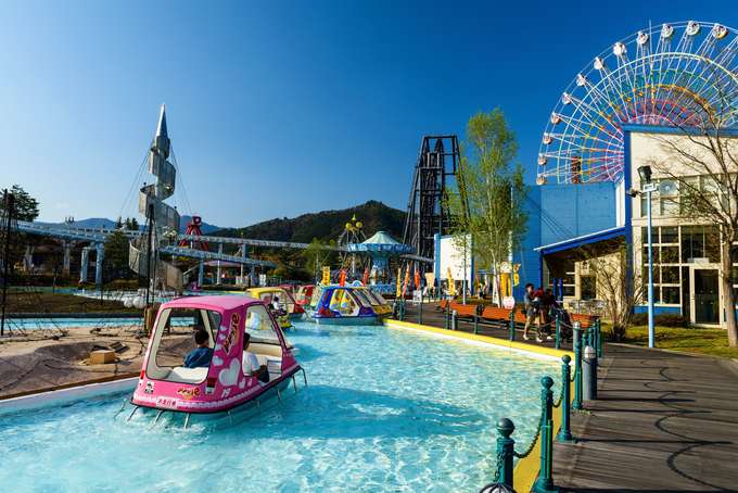 Try out the water rides at the Fuji Q Highland