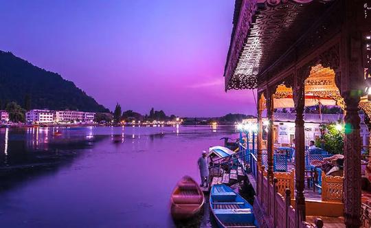 Offbeat Houseboat Stay In Srinagar Image