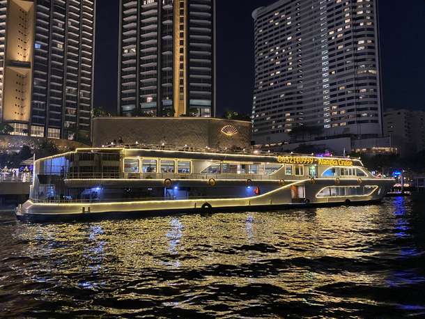 Grab a dinner on Alangka Cruise Bangkok