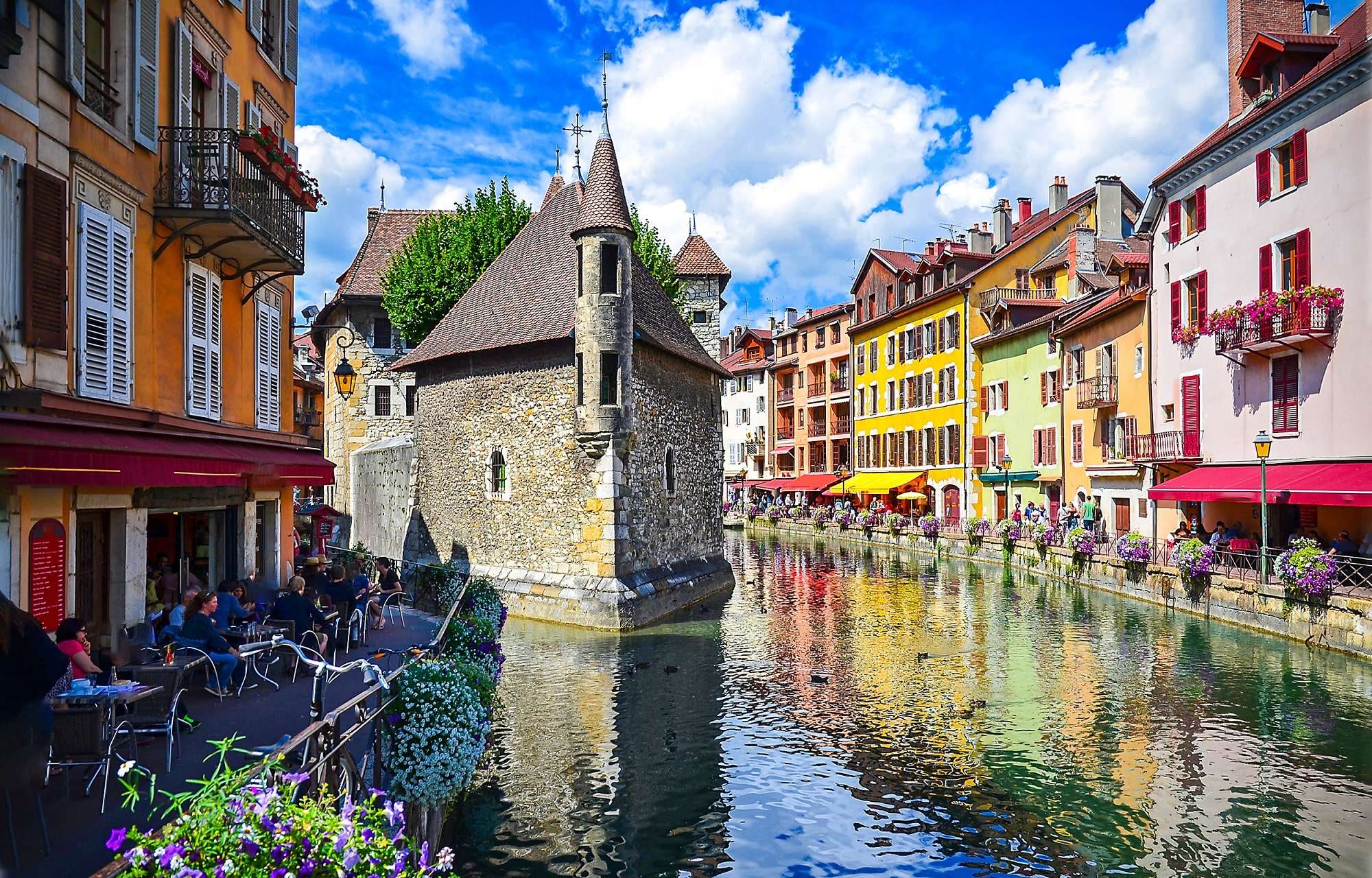 Explore the two major attraction sites in Switzerland - Annecy & Geneva
