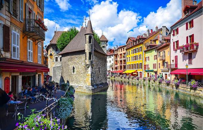 Explore the two major attraction sites in Switzerland - Annecy & Geneva