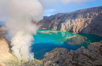V7452zewf55drasmsulmr5xs19ha 1480652243 kawah ijen indonesia acidious lake at the floor of the crater 01