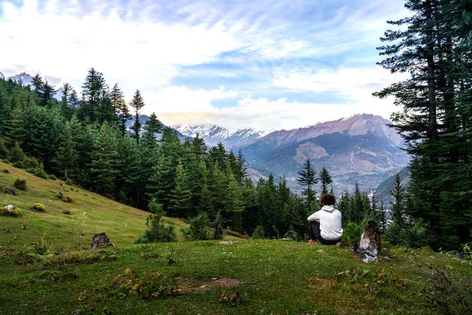 Tourist enjoying the Mountain views in Manali