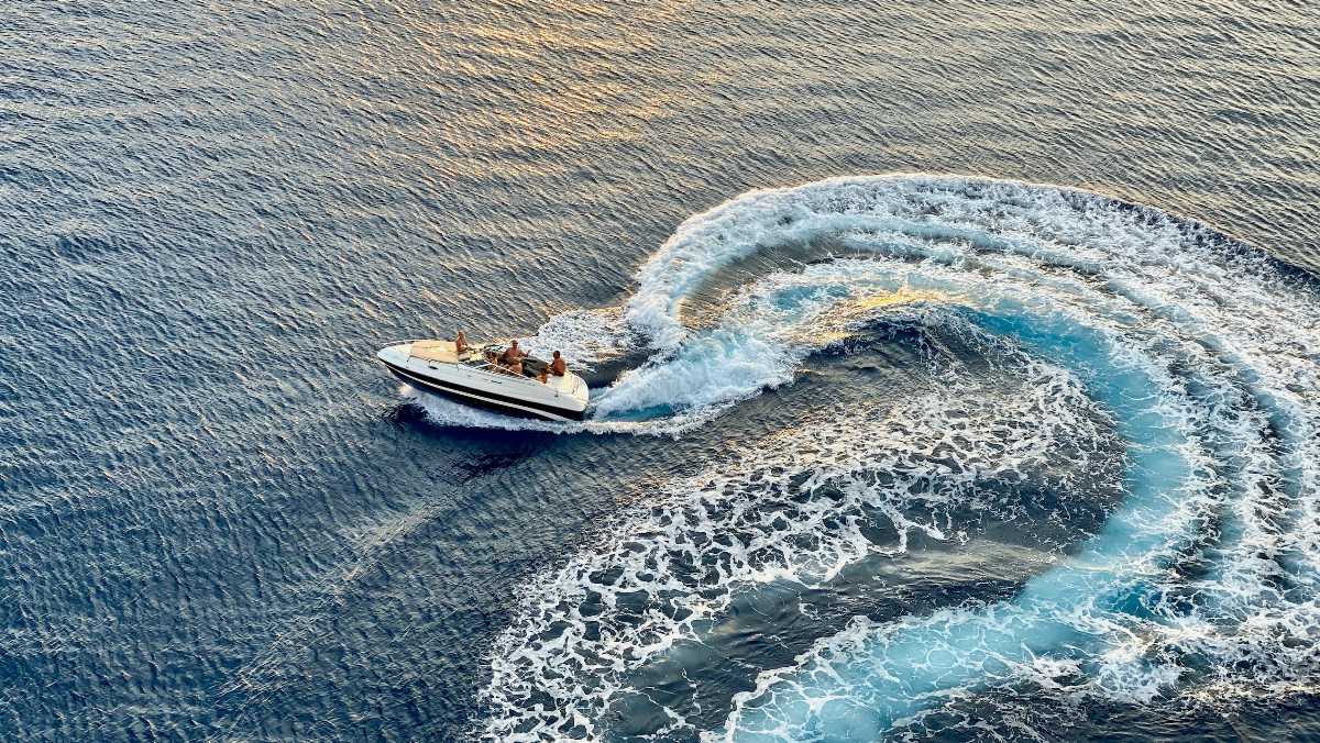 Feel the thrill as you race through Kovalam’s turquoise waters