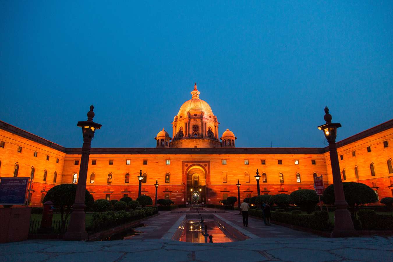 Admire the grandeur of the Rashtrapati Bhawan under starry skies
