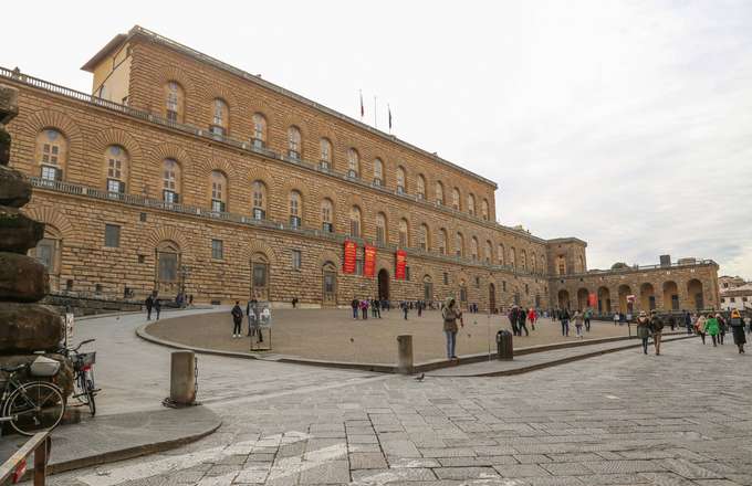 Avail the chance to see numerous works of art like royal furniture, paintings, and sculptures