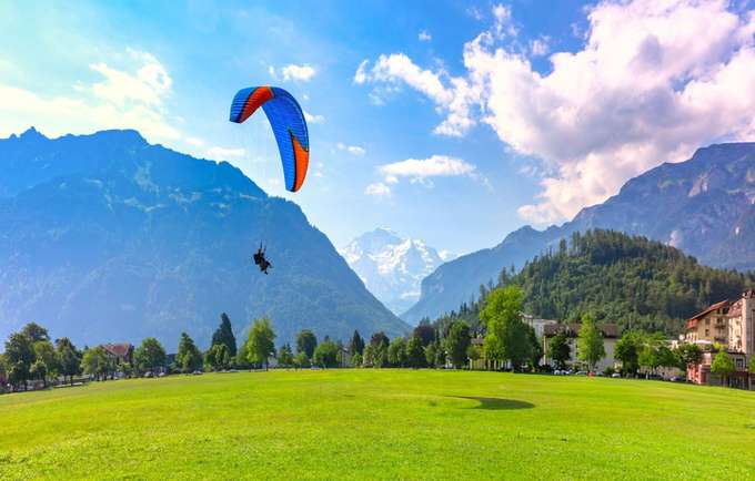 Enjoy paragliding in the heart of Kashmir