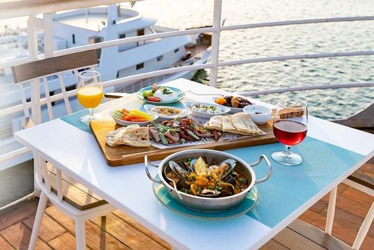 Queen Elizabeth 2 Heritage Tour Dubai Image