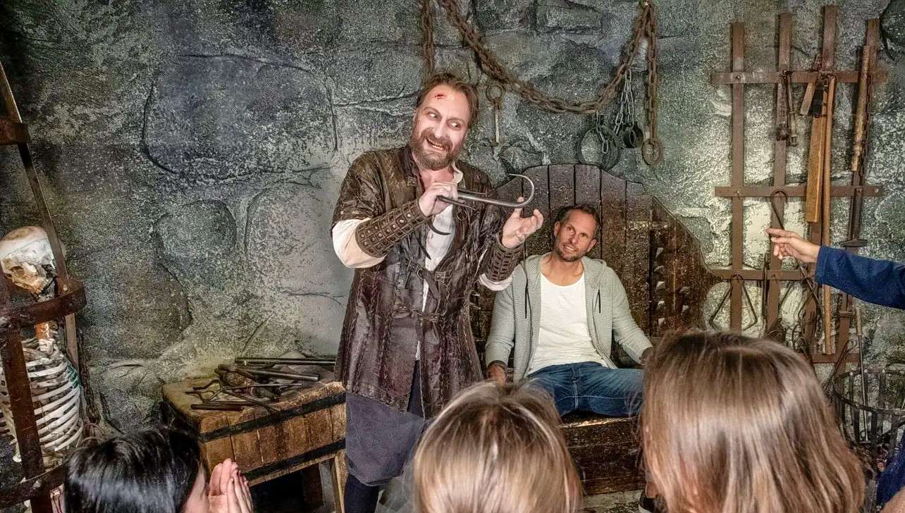 Watch performance of world class theatre artists at Berlin Dungeon