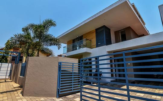 An Elegant Villa With Swimming Pool In Lonavala Image