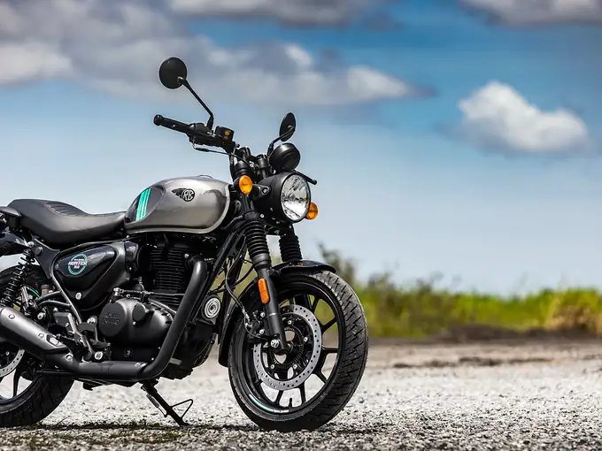 Book a well-maintained Hunter 350 cc on rent and explore the different attractions of Bangalore