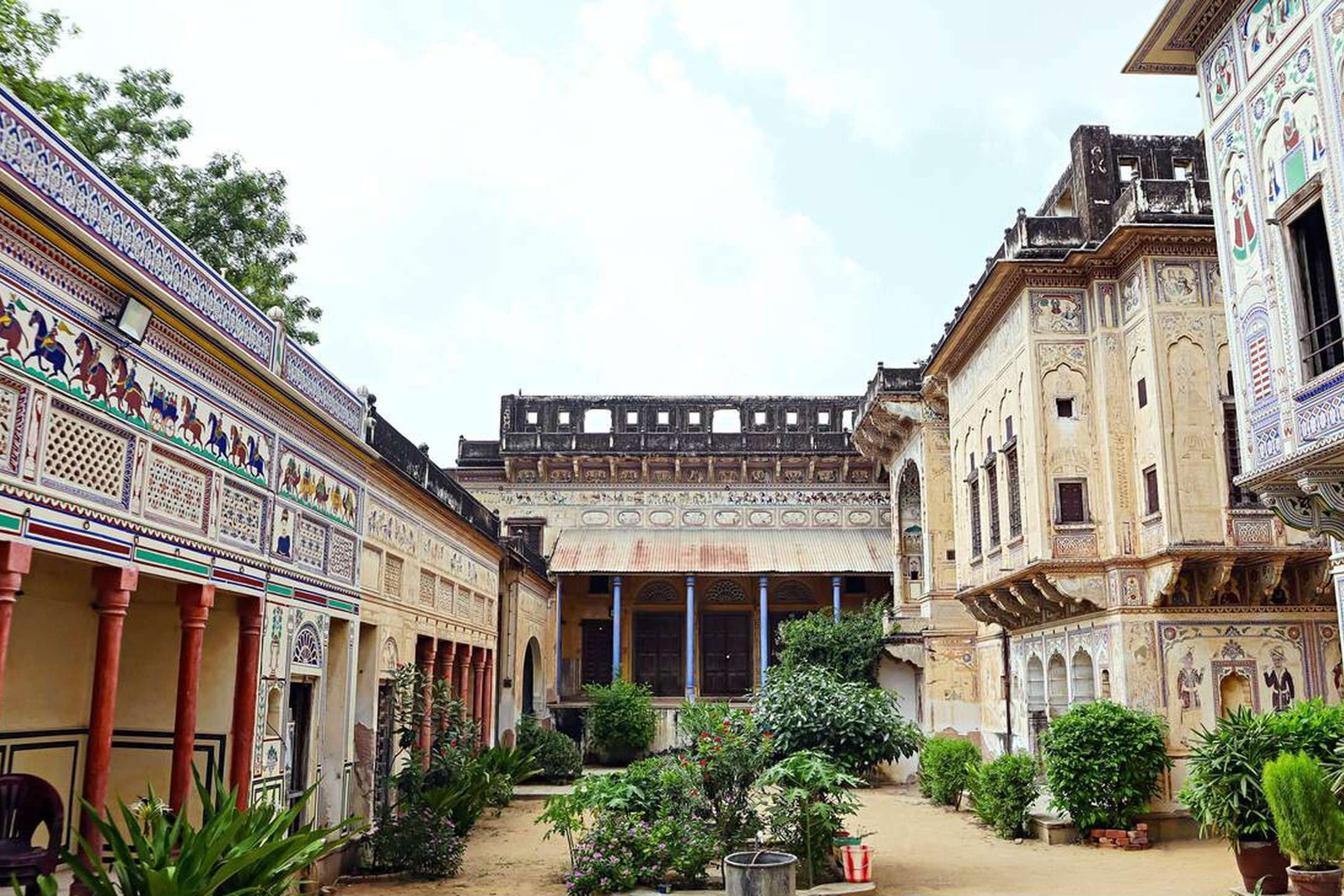 Step inside beautifully painted halls and arched courtyards at Chokhani Haveli on a day trip from Jaipur to Mandawa