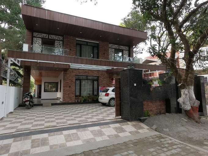 A Hillside Villa Retreat with Mountain Views in Dehradun