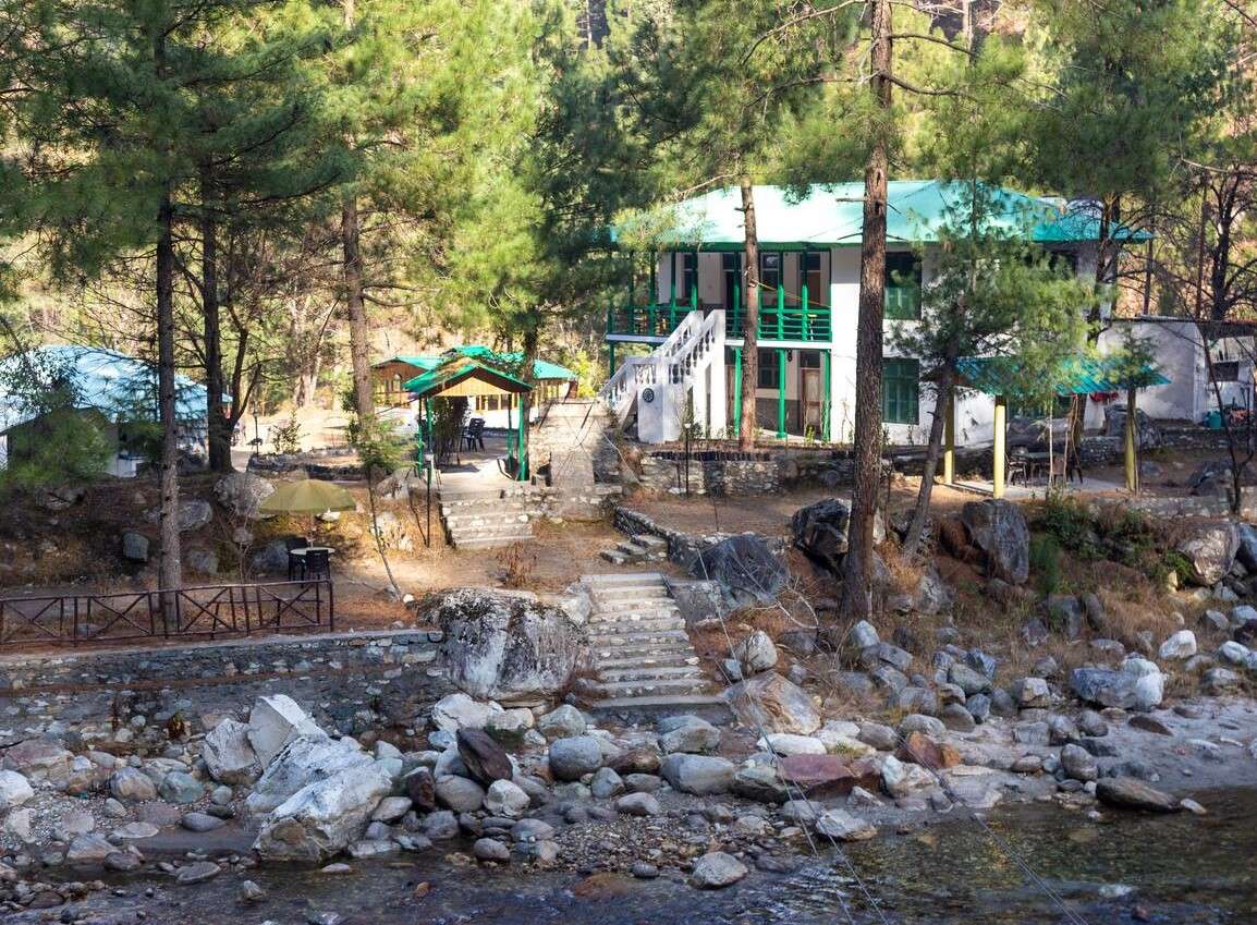 A Peaceful escape with river views in Tirthan