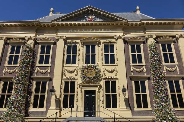 Be amazed by the beautiful exterior of the Mauritshuis Royal Picture Gallery