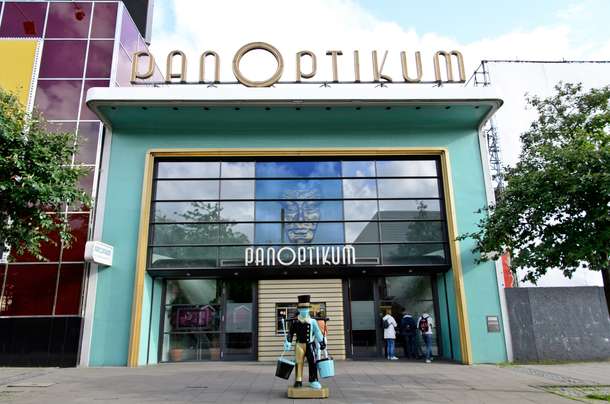 Discover the fascinating world of wax, which spans 700 square metres and combines reality and fantasy