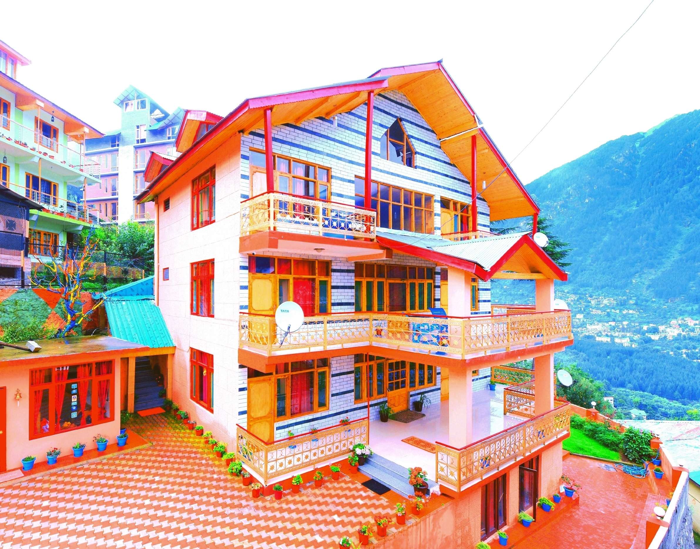 A Hilltop Cottage overlooking Scenic Mountains in Manali