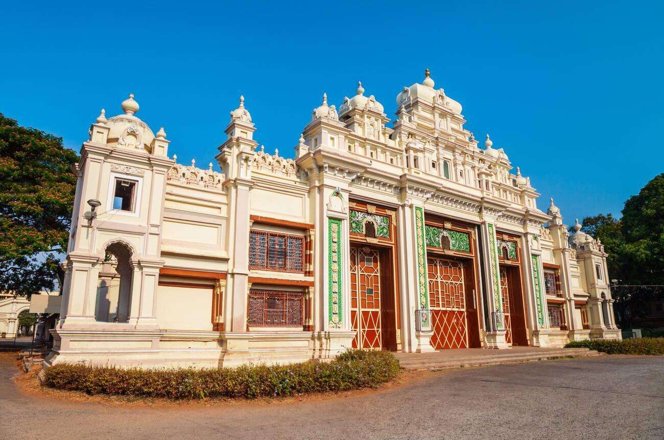 Explore the stunning Jaganmohan Palace in Mysore